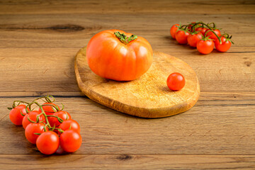 fresh tomatoes on wooden table