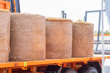 Transportation of hay bales using a platform. large volume for transportation.