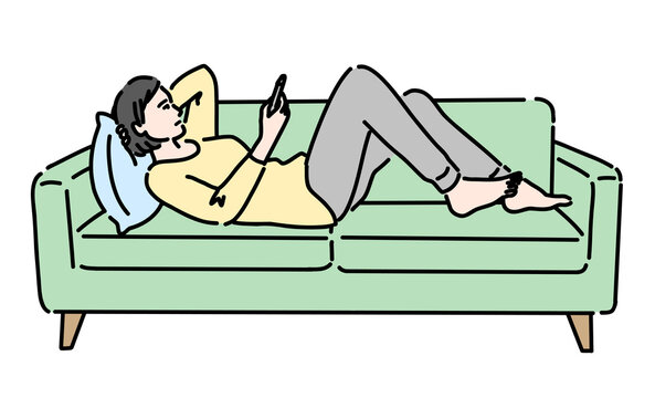 recommend clip art: ソファーの上で寝転がってスマホを見ている女性
                    