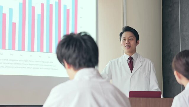講義する白衣の男性　学会　カンファレンス