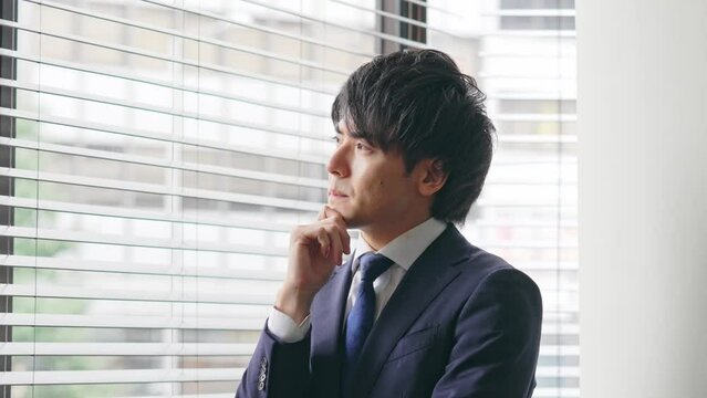 悩むビジネスマン