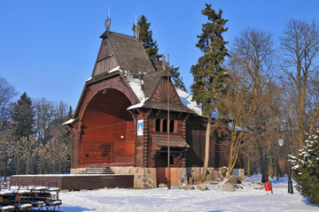 Wooden bandstand in Ciechocinek, Kuyavian-Pomeranian Voivodeship, Poland. - obrazy, fototapety, plakaty