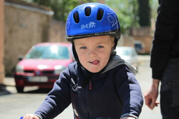 garçon faisant du vélo avec un casque