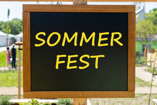 Sommerfest, Tafel am Eingang zum Garten