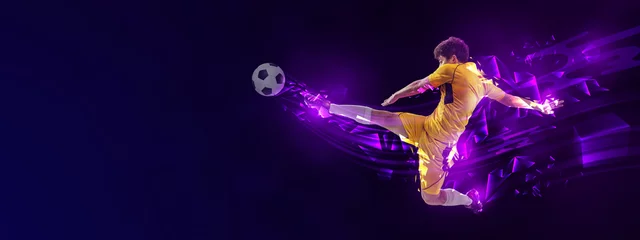 Foto op Plexiglas Folder. Creatief kunstwerk met voetbal, voetballer in beweging en actie met bal geïsoleerd op een donkere achtergrond met veelhoekige en vloeiende neonelementen. Kunst, creativiteit, sport © master1305