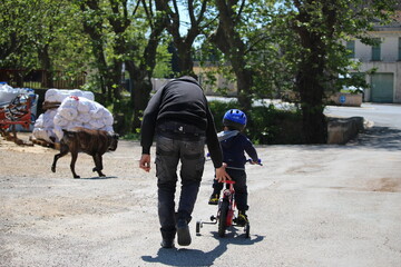 Obraz premium enfant faisant du vélo , en famille
