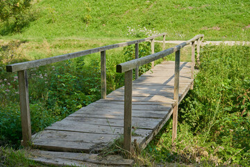 Obraz premium wooden bridge over a stream,old wooden bridge over the dried up river
