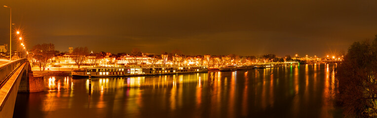 Fototapeta na wymiar Avignon bei Nacht Panorama
