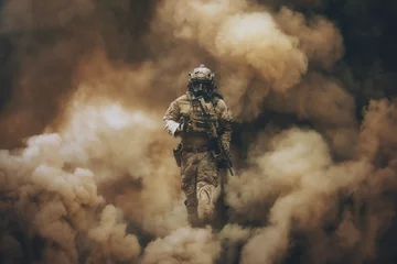 Rolgordijnen Swat-krachten met gasmasker tussen rook en gas in slagveld © Meysam Azarneshin