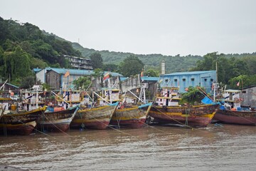 Fototapeta na wymiar Boats on the shore 