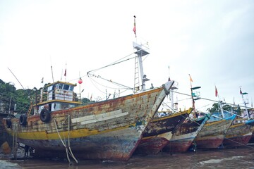 Fototapeta na wymiar boats on the shore 