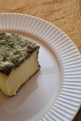 ハーブとスパイスをまぶして熟成させた羊乳チーズ