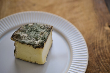 ハーブとスパイスをまぶして熟成させた羊乳チーズ