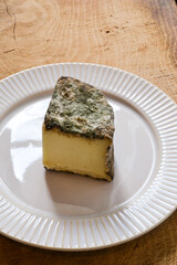 ハーブとスパイスをまぶして熟成させた羊乳チーズ