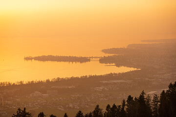 Blick auf den Bodensee bei Sonnenuntergang
