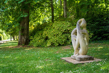 F, Loire, Orléans, Park und Garten, Parc Floral de la Source, Skulptur am Wegesrand