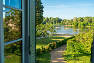 Blick aus dem Fenster eines Hauses auf die Loire bei Combleux, Orléans, Frankreich