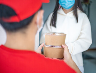 One woman ordered food online to eat at home. receives parcels from delivery man That put a mask on...