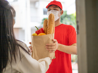 One woman ordered food online to eat at home. receives parcels from delivery man That put a mask on...