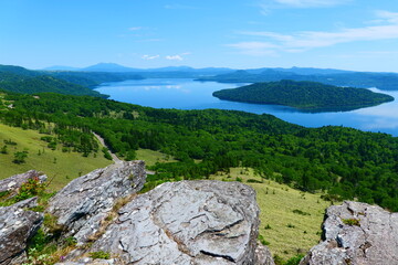美幌峠から屈斜路湖を望む。弟子屈、北海道、日本。6月下旬。