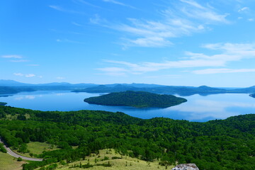 美幌峠から屈斜路湖を望む。弟子屈、北海道、日本。6月下旬。