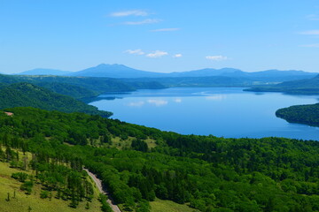 Fototapeta na wymiar 美幌峠から屈斜路湖を望む。弟子屈、北海道、日本。6月下旬。