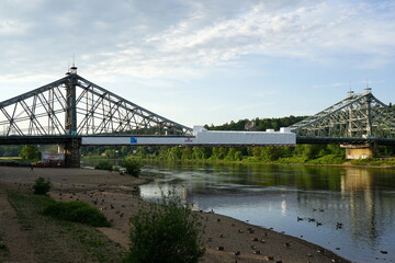 Fototapeta na wymiar Die Loschwitzer Brücke in Dresden wird saniert, auch h Blaues Wunder genannt.