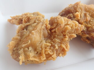 Crispy and savory fried chicken with flour