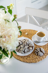 Obraz na płótnie Canvas Chocolate chip cookies for breakfast on the table. Selective focus.