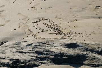 cœur tracé sur le sable humide de la plage