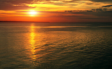 Obraz premium Dramatic sunset sky with clouds. Breathtaking sunset over the sea