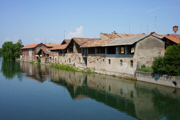 Fototapeta na wymiar Old buildings along the Naviglio Grande at Bernate