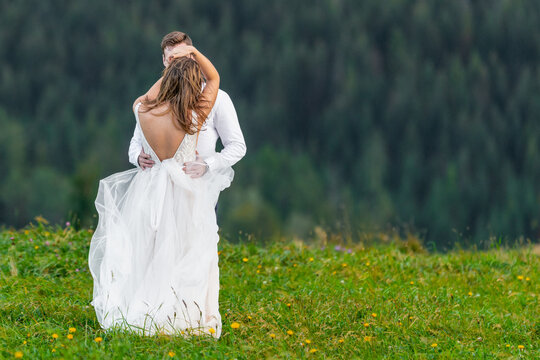 młoda para przytula się na łące