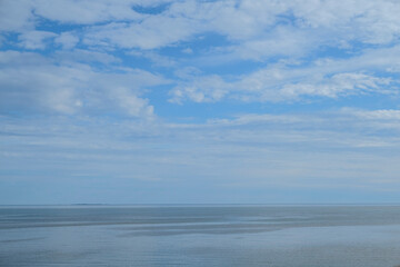 Obraz premium plage sous un ciel de nuages blancs