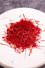 Naklejka premium Saffron on a dark background. Close-up. Iranian or Persian saffron