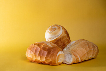 Pão de água com fundo amarelo