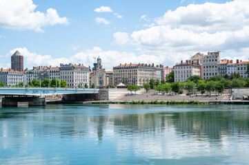Lyon : vue sur le quartier et le pont de la Guillotière au dessus du Rhône depuis le quai Gailleton