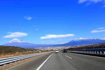 Foto op Plexiglas 秋の東名高速道路をドライブ　車窓から望む富士山 © takadahirohito