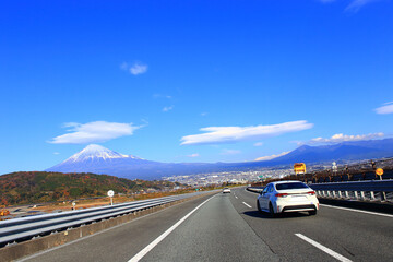 秋の東名高速道路をドライブ　車窓から望む富士山 - obrazy, fototapety, plakaty