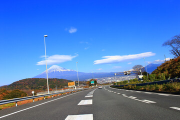 秋の東名高速道路をドライブ　車窓から望む富士山