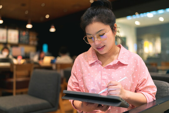 Relax Leisure Attractive Smart Asian Female Freelance Entrepreneur Smile And Enjoy Working With Smartphone And Laptop Tablet At Cafe Restaurant Digital Nomad Expat Casual Ideas Work Anywhere Concept