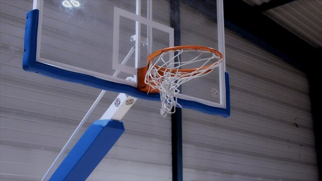 Basketball fliegt durch Korb