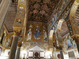 Fototapeta premium La magnifica Sicilia! I migliori paesaggi ed i monumenti di: Palermo, Cefalù, Morreale, San Vito lo Capo, Trapani, Erice, Sciacca, Agrigento, le Saline, Siracusa, Etna e Taormina.