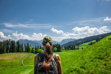 Fototapeta na wymiar Frau beim Wandern im Bregenzer Wald in Vorarlberg
