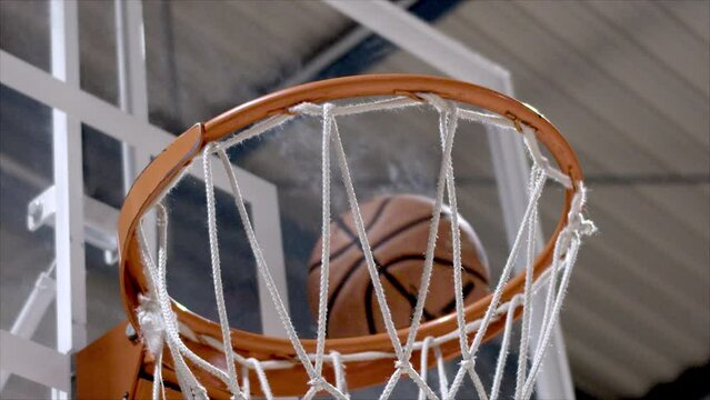 Basketball fliegt in Korb