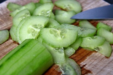 Concombres coupés sur une planche.