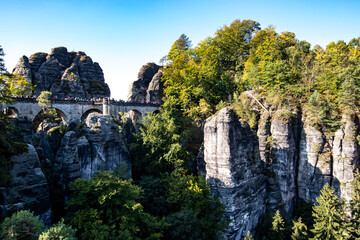 Pont Bastei à travers les rochers de grès dans la belle région de Saxe, Allemagne.