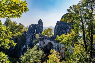 Photo sur Plexiglas Le pont de la Bastei Célèbre pont Bastei à travers les rochers de grès dans la belle région de Saxe, Allemagne.