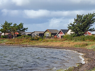 Traditionelle Ferienhäuser am Ufer  des Limfjord in Dänemark - 510059358