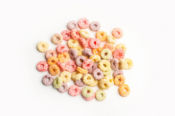 Deliciosos y nutritivos cereales de colores para el desayuno redondos sobre un fondo blanco liso y aislado. Vista superior y de cerca. Copy space